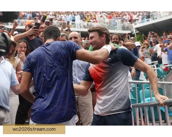 摇滚巨星邦·乔维现身迈阿密大师赛与网坛名将萨芬卢布合影互动